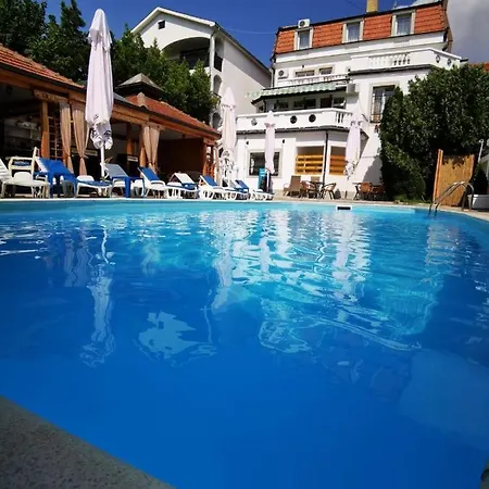 Apartment View & Pool *