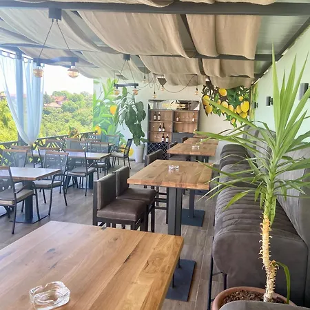 View & Pool Apartman *